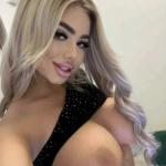 Sandra – blond, mit dicken Silikon Titten. Bild